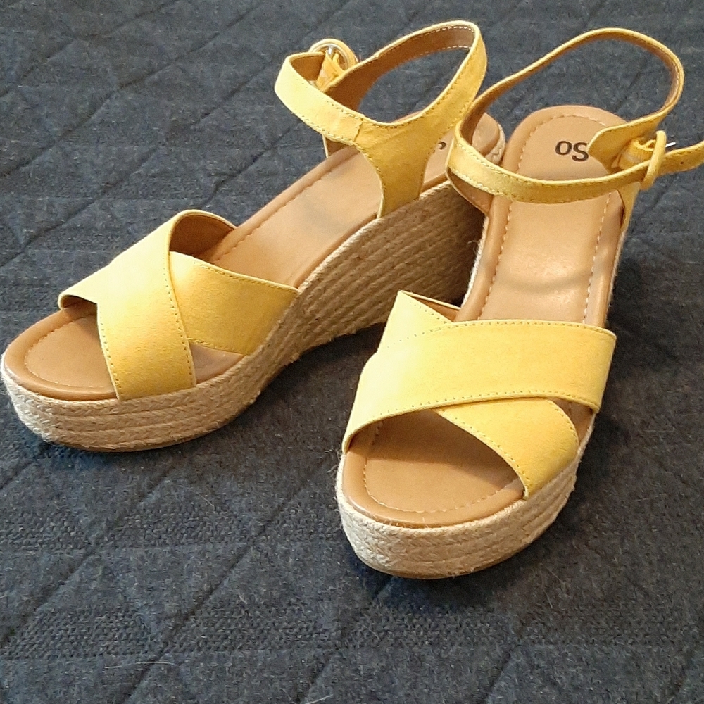 Sz. 10 Yellow Wedges w/ Adjustable Straps